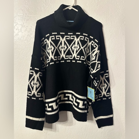 Black and White Geometric Sweater - Picture 9 of 10